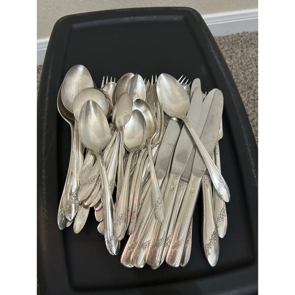 Oneida Tudor Plate Silverware Queen Bess Pattern Silver Flatware 52 Piece Set - Picture 1 of 15
